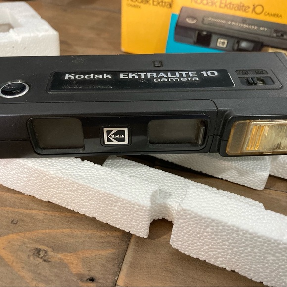 Vintage Kodak Ektralite 10 Camera with Built-In Electronic Flash - Picture 6 of 13